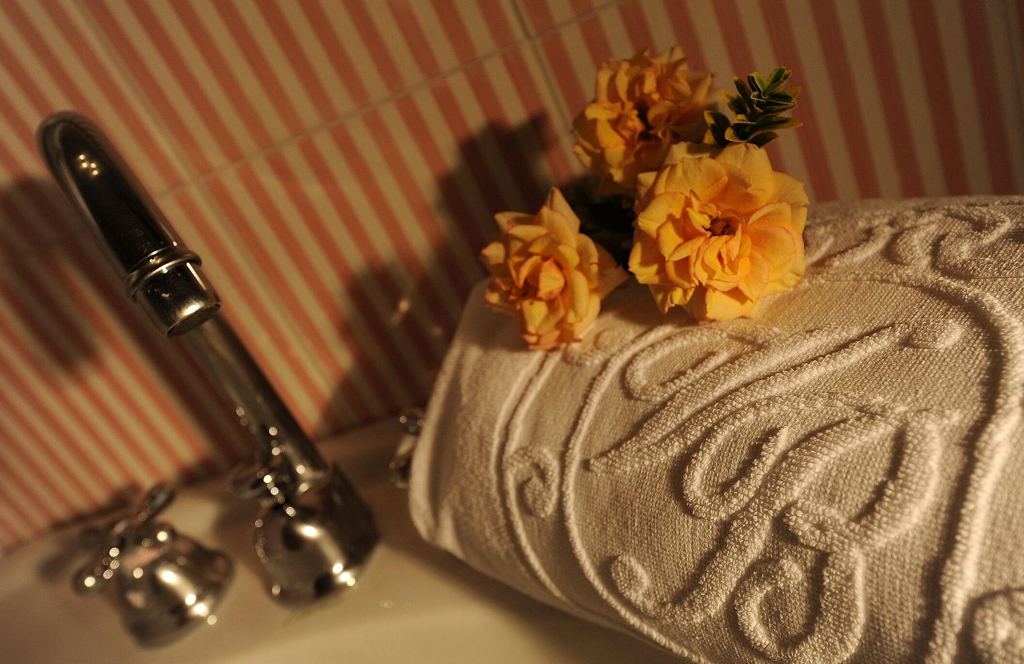 Hotel Villa Beccaris มอนฟอร์เต ดิ อัลบา ภายนอก รูปภาพ