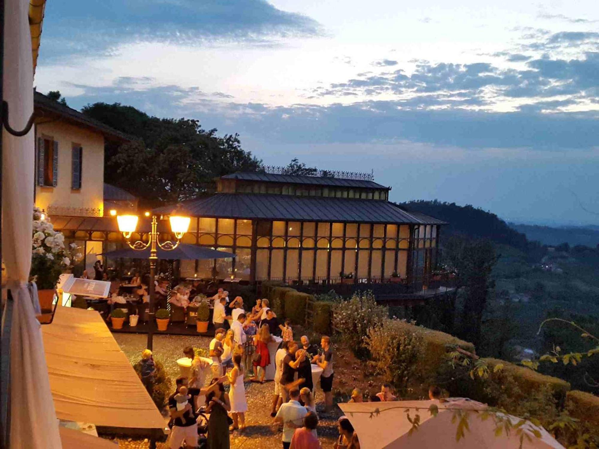 Hotel Villa Beccaris มอนฟอร์เต ดิ อัลบา ภายนอก รูปภาพ