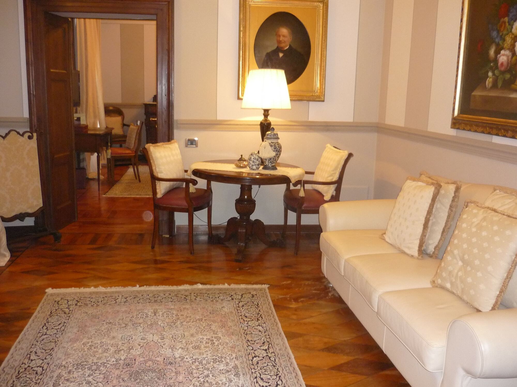 Hotel Villa Beccaris มอนฟอร์เต ดิ อัลบา ภายนอก รูปภาพ