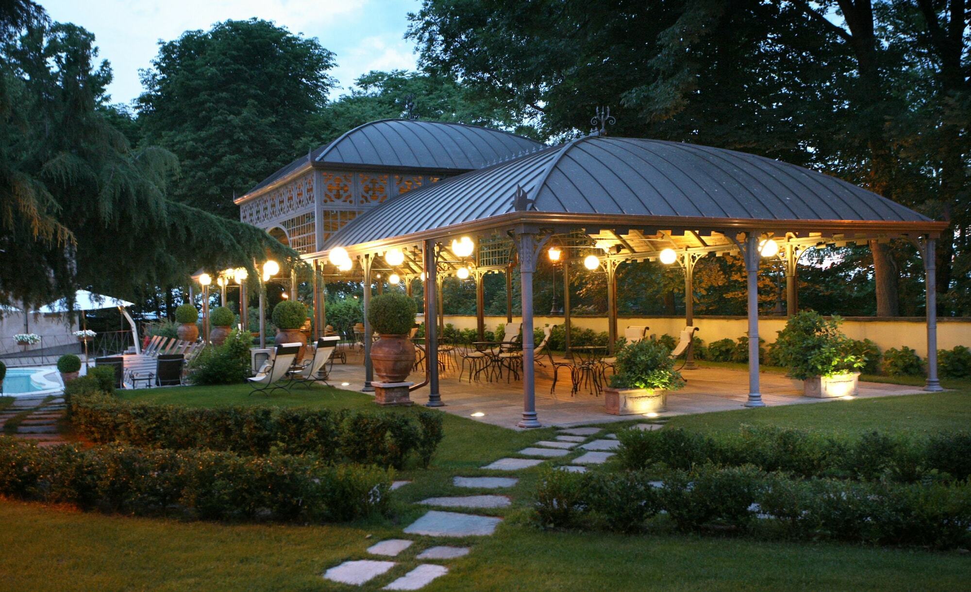 Hotel Villa Beccaris มอนฟอร์เต ดิ อัลบา ภายนอก รูปภาพ