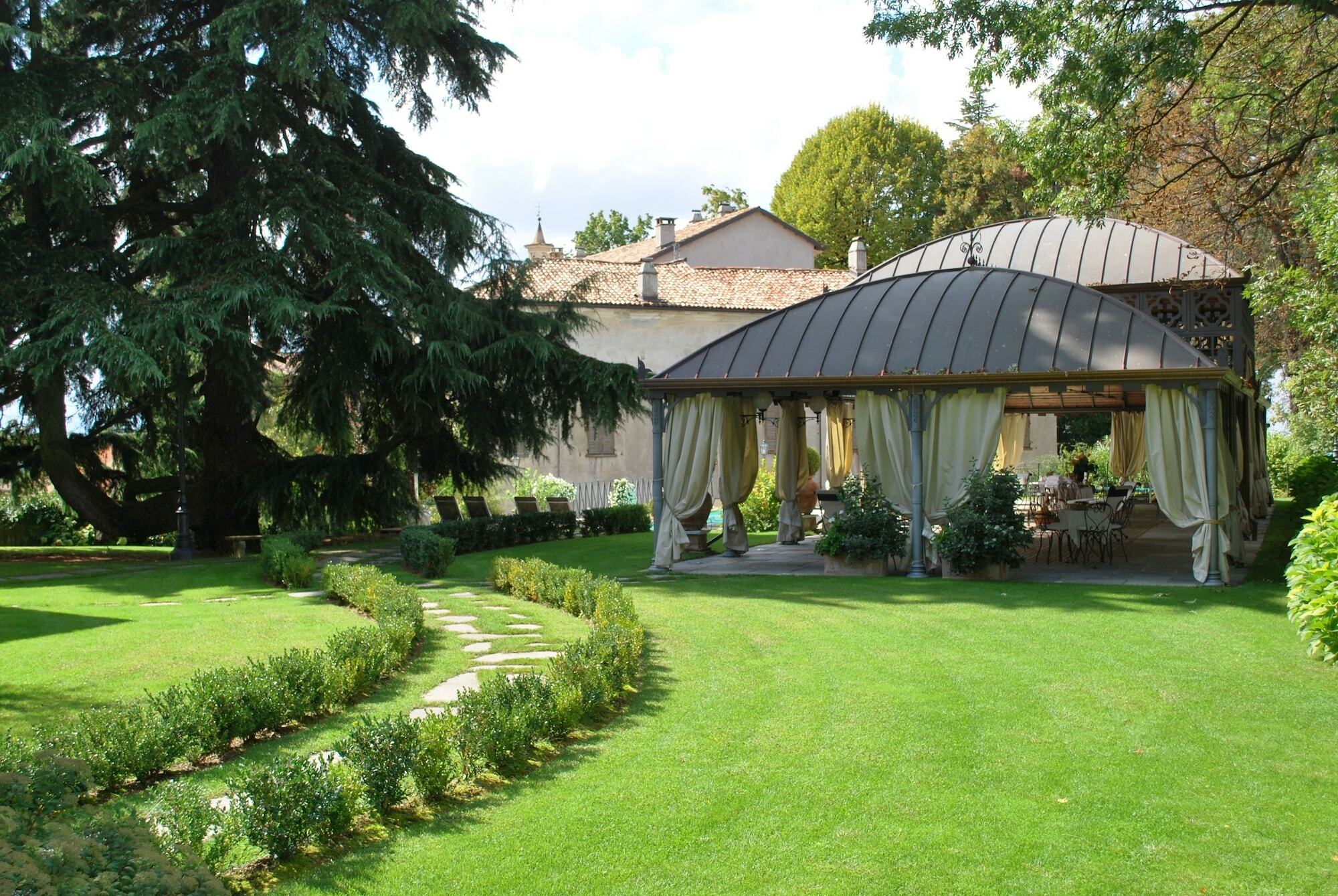 Hotel Villa Beccaris มอนฟอร์เต ดิ อัลบา ภายนอก รูปภาพ