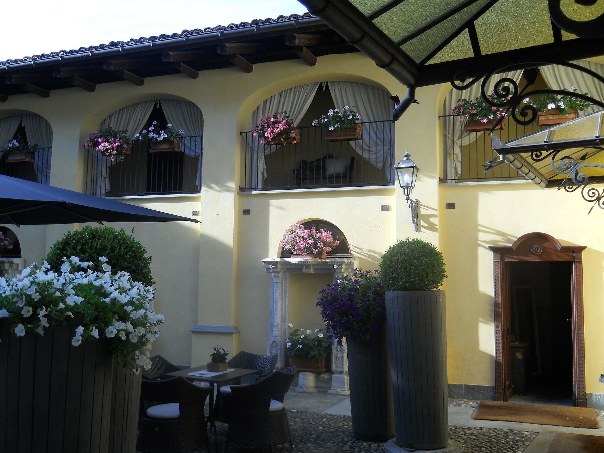 Hotel Villa Beccaris มอนฟอร์เต ดิ อัลบา ภายนอก รูปภาพ